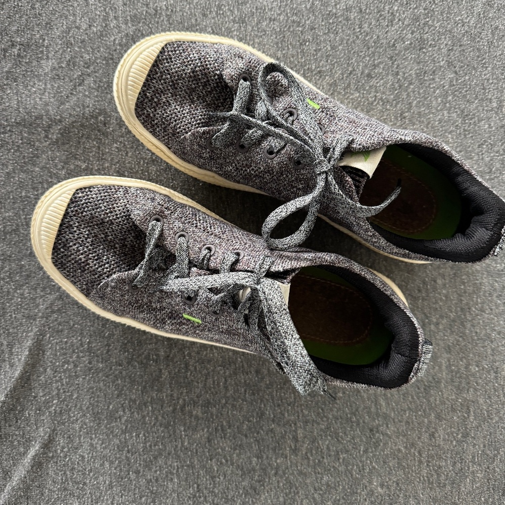 Cariuma Sneakers